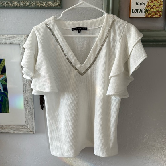 Cute flutter sleeve shoulder white dressy shirt Has a V neck with Diamond accent - Picture 1 of 5